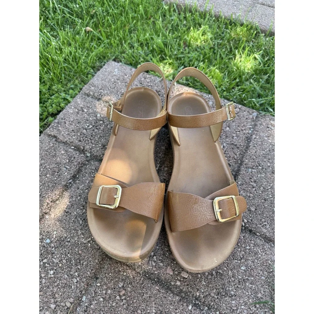 Forever Comfort Tan Faux Leather Buckle Flat Adjustable Strappy Sandals Size 8